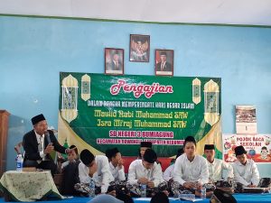 MTs Negeri 4 Kebumen Tebarkan Keteladanan Rasulullah, Ustaz dan Santri IBS Semarakkan Maulid Nabi di SDN 3 Bumiagung